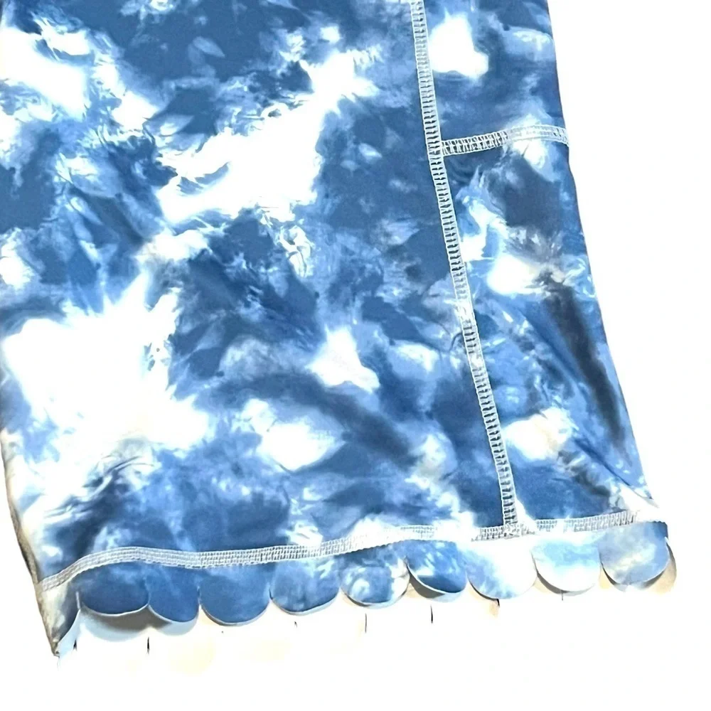 Women’s Crown & Ivy Scalloped Tie Dye Shorts Size Large Blue White New with Tags